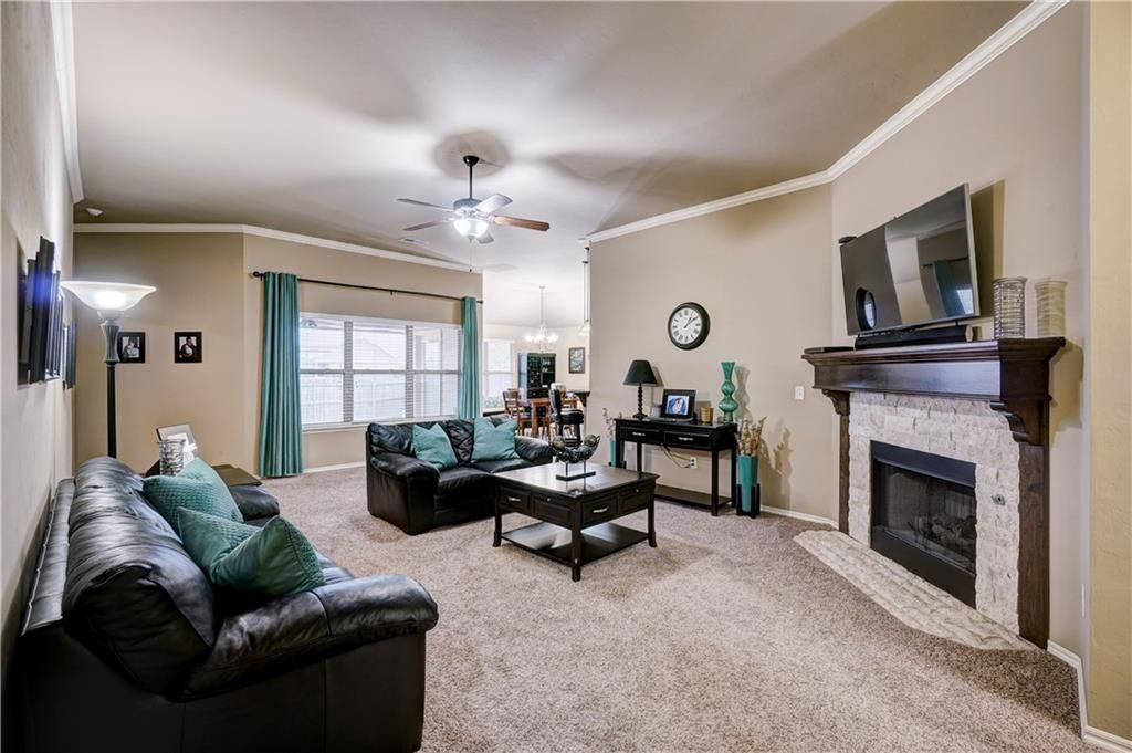 Image 5 of property listing at 17512 Red Tailed Hawk Way, Edmond, OK 73012