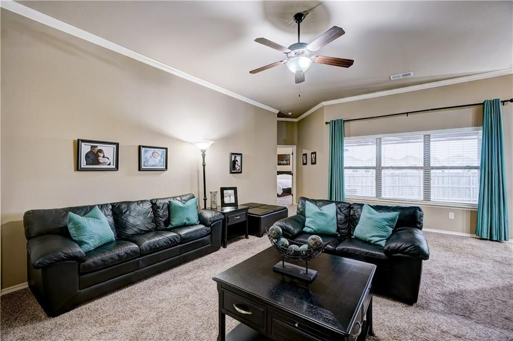 Image 6 of property listing at 17512 Red Tailed Hawk Way, Edmond, OK 73012