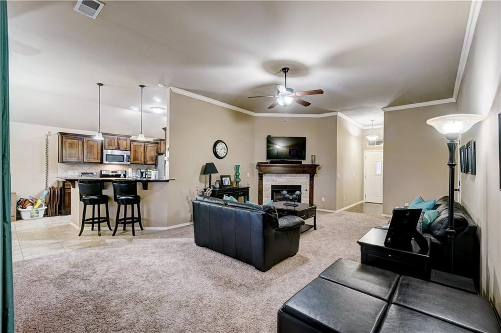 Image 8 of property listing at 17512 Red Tailed Hawk Way, Edmond, OK 73012