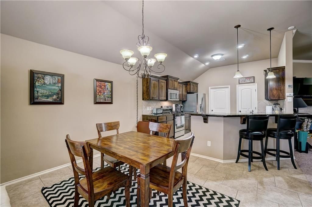 Image 9 of property listing at 17512 Red Tailed Hawk Way, Edmond, OK 73012