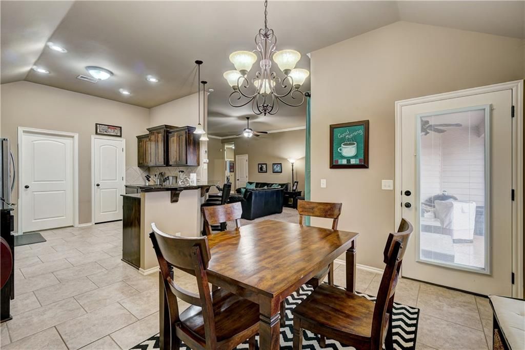 Image 10 of property listing at 17512 Red Tailed Hawk Way, Edmond, OK 73012