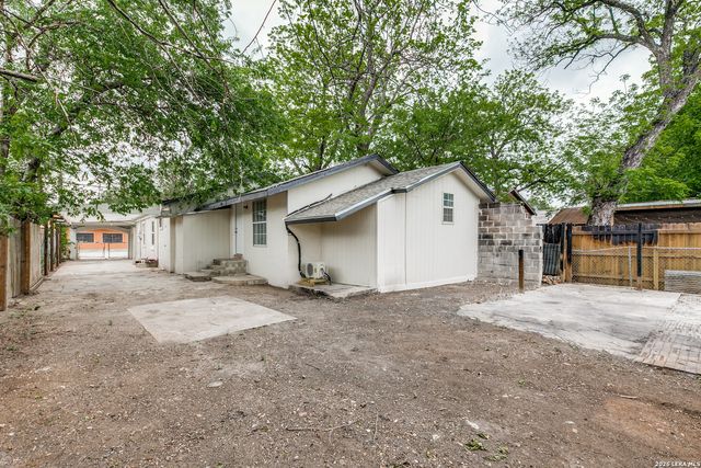 1225 Saltillo, San Antonio, TX 78207