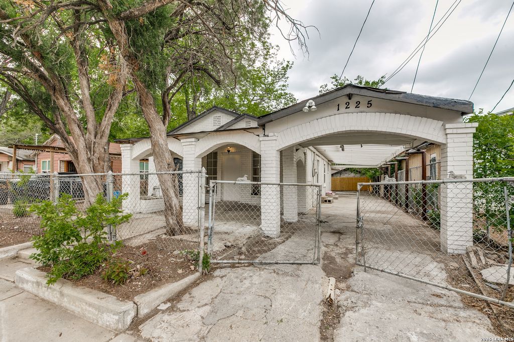 1225 Saltillo, San Antonio, TX 78207