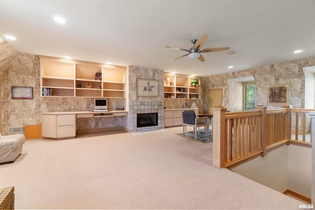 200 W RAVINWOODS Road, Peoria, IL 61615
