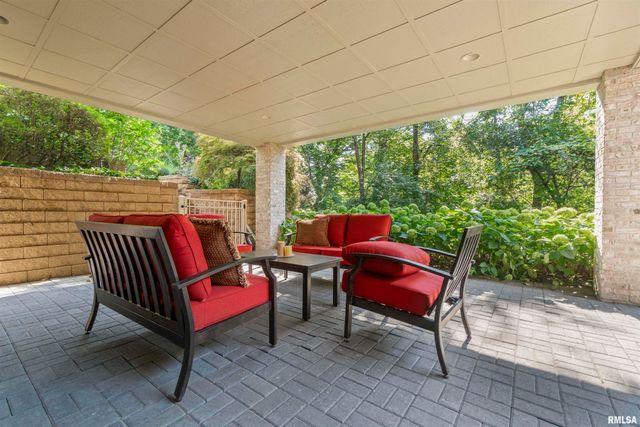 200 W RAVINWOODS Road, Peoria, IL 61615