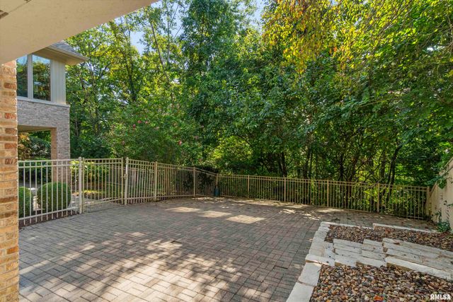 200 W RAVINWOODS Road, Peoria, IL 61615