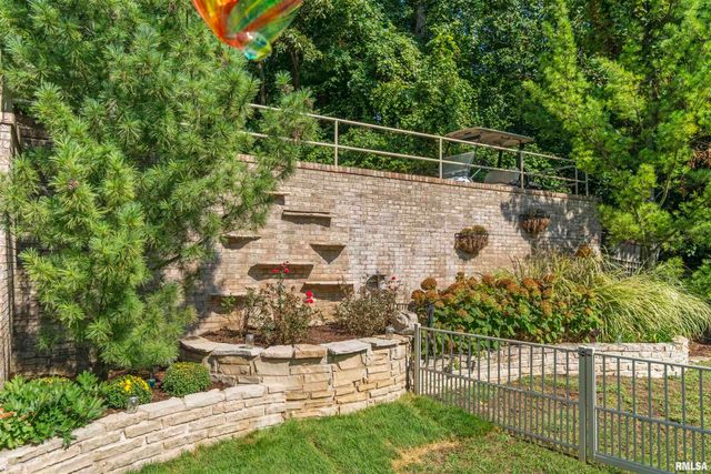 200 W RAVINWOODS Road, Peoria, IL 61615