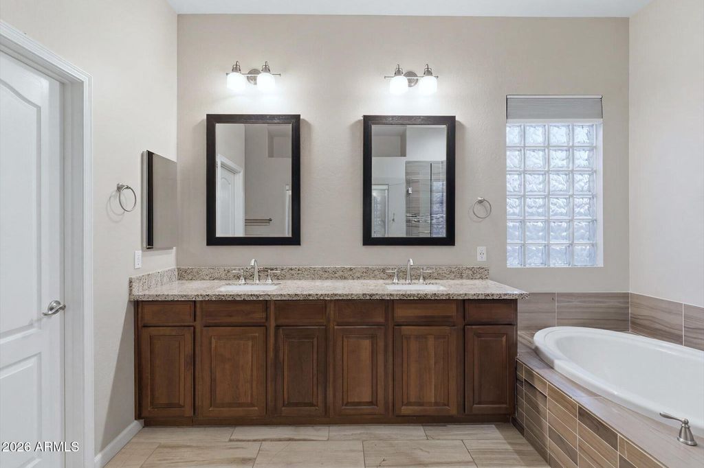 Image 12 of property listing at 5571 E Via Montoya Drive, Phoenix, AZ 85054
