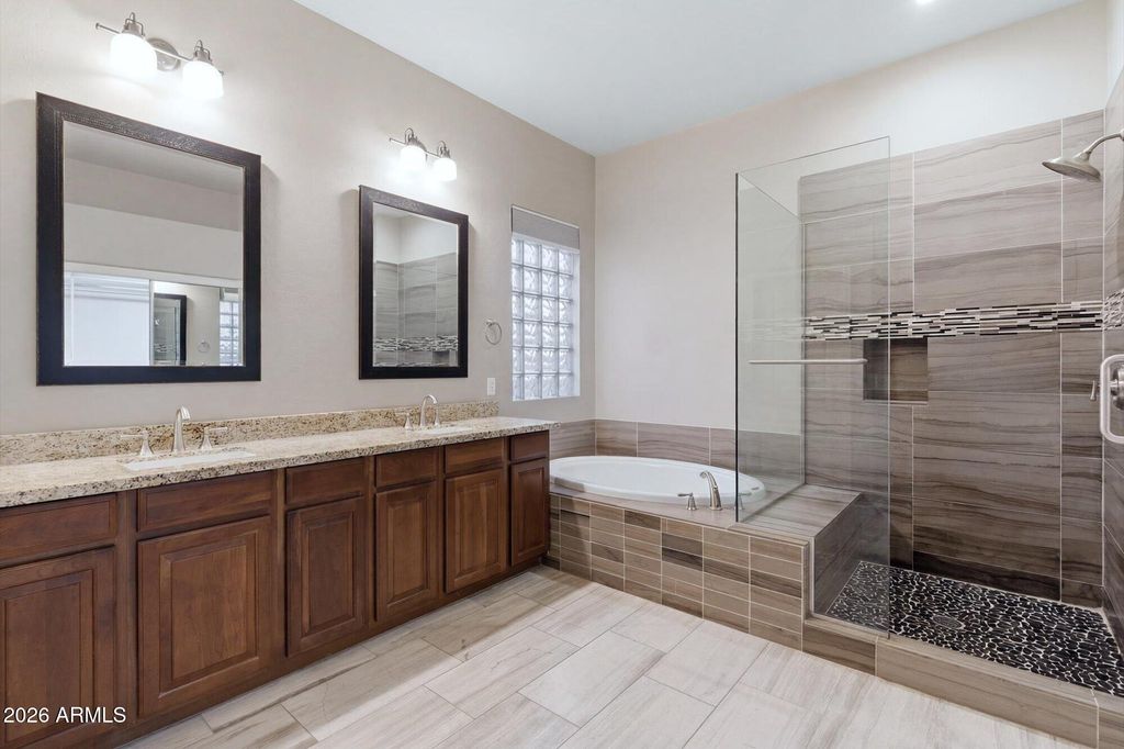 Image 13 of property listing at 5571 E Via Montoya Drive, Phoenix, AZ 85054