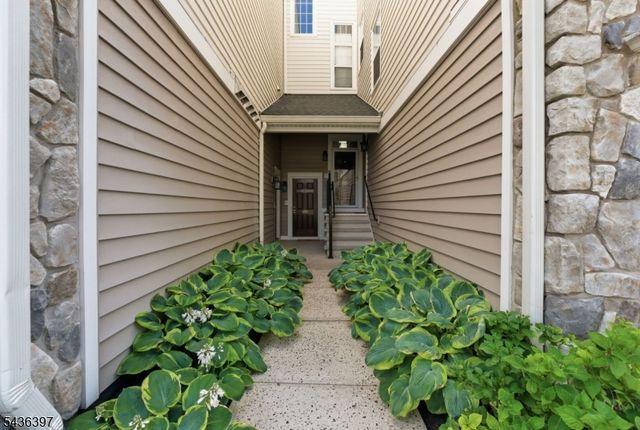 131 Brittany Ct, Clifton City, NJ 07013