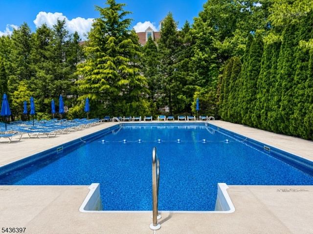 131 Brittany Ct, Clifton City, NJ 07013
