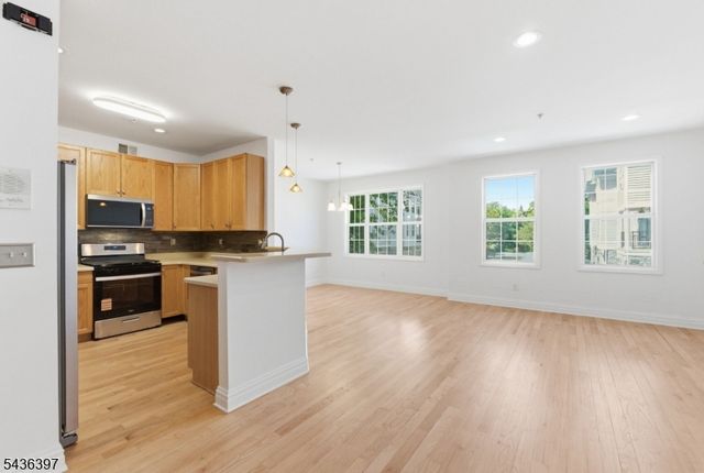 131 Brittany Ct, Clifton City, NJ 07013