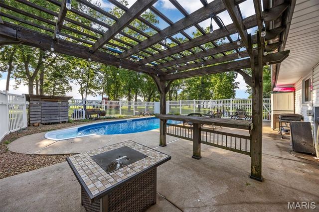 2850 S Highway W, Winfield, MO 63389