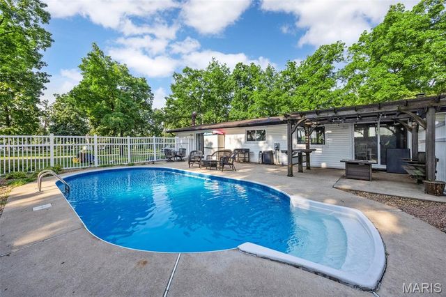 2850 S Highway W, Winfield, MO 63389