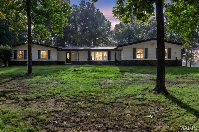 2850 S Highway W, Winfield, MO 63389