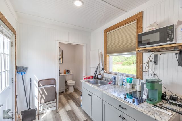 462 County Road 241, Ovalo, TX 79541