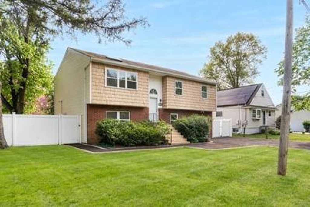 8 Hilltop Avenue, West Babylon, NY 11704