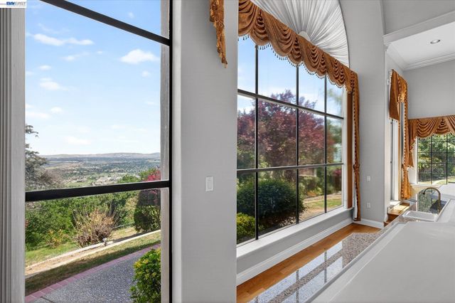 9500 Santos Ranch Rd, Pleasanton, CA 94588