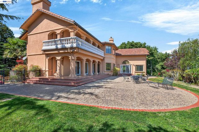 9500 Santos Ranch Rd, Pleasanton, CA 94588