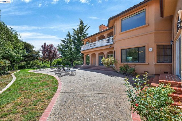 9500 Santos Ranch Rd, Pleasanton, CA 94588