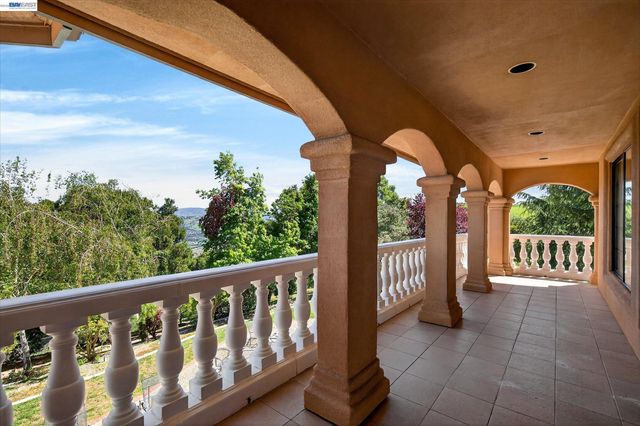 9500 Santos Ranch Rd, Pleasanton, CA 94588