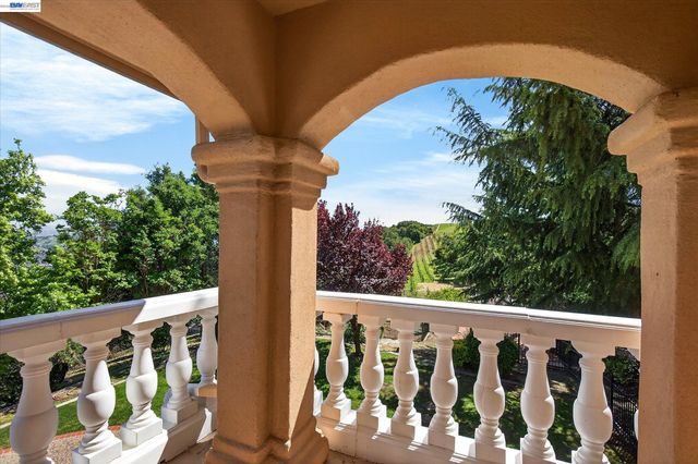 9500 Santos Ranch Rd, Pleasanton, CA 94588