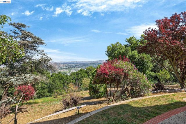 9500 Santos Ranch Rd, Pleasanton, CA 94588