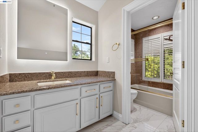 9500 Santos Ranch Rd, Pleasanton, CA 94588