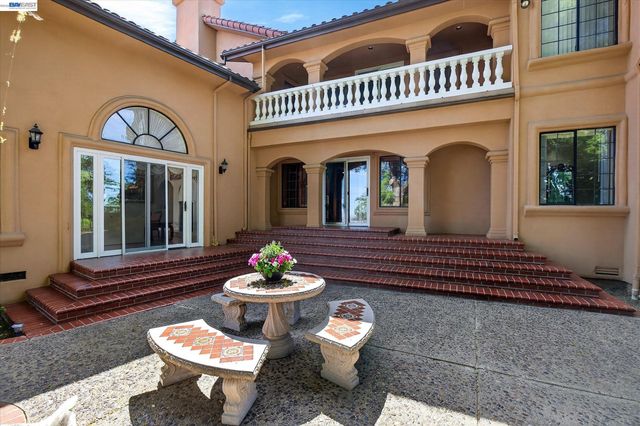 9500 Santos Ranch Rd, Pleasanton, CA 94588