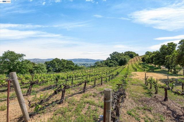 9500 Santos Ranch Rd, Pleasanton, CA 94588
