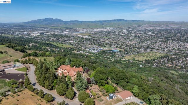 9500 Santos Ranch Rd, Pleasanton, CA 94588