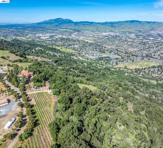 9500 Santos Ranch Rd, Pleasanton, CA 94588