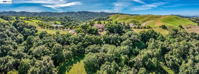 9500 Santos Ranch Rd, Pleasanton, CA 94588