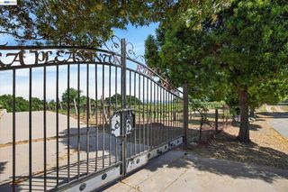 9500 Santos Ranch Rd, Pleasanton, CA 94588