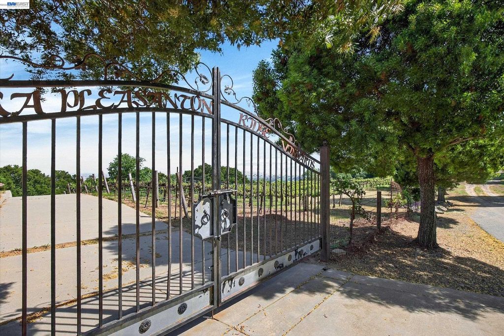 9500 Santos Ranch Rd, Pleasanton, CA 94588
