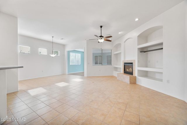 2171 N Avenida Del Polen, Green Valley, AZ 85614