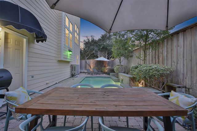 1202 W 25th Street, Houston, TX 77008