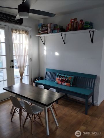 1810 S 261st Place, Des Moines, WA 98198