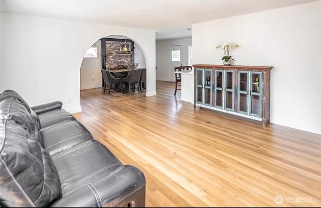 1810 S 261st Place, Des Moines, WA 98198