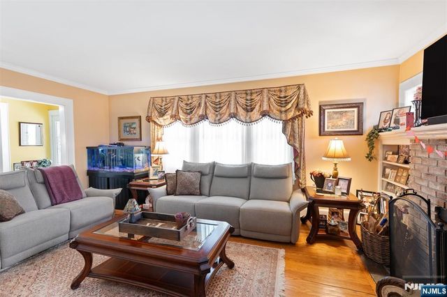 7 Wayland Drive, Verona, NJ 07044