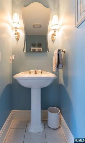 7 Wayland Drive, Verona, NJ 07044