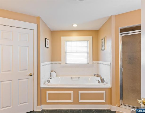 7 Wayland Drive, Verona, NJ 07044