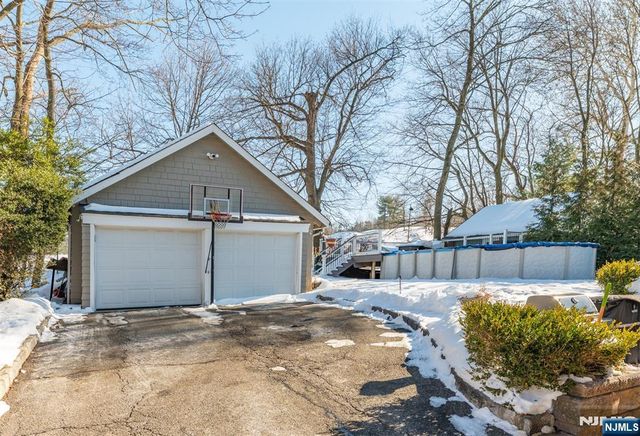 7 Wayland Drive, Verona, NJ 07044