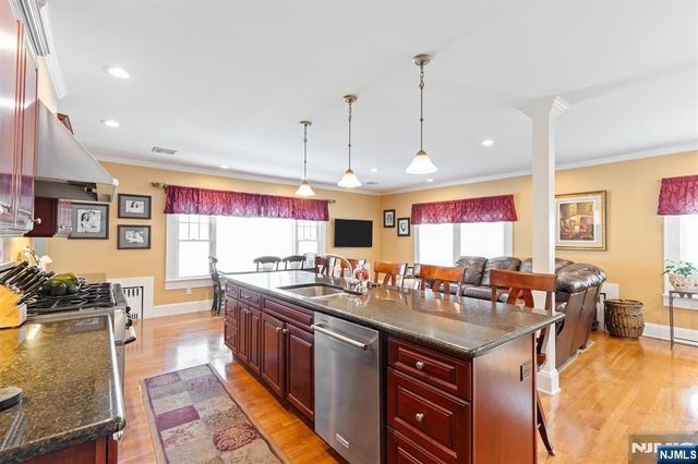 7 Wayland Drive, Verona, NJ 07044