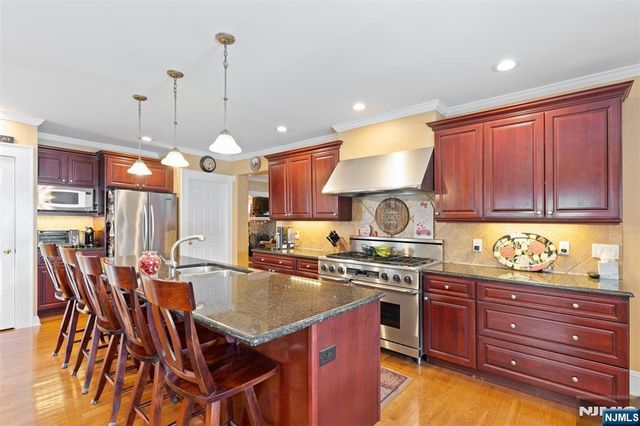 7 Wayland Drive, Verona, NJ 07044