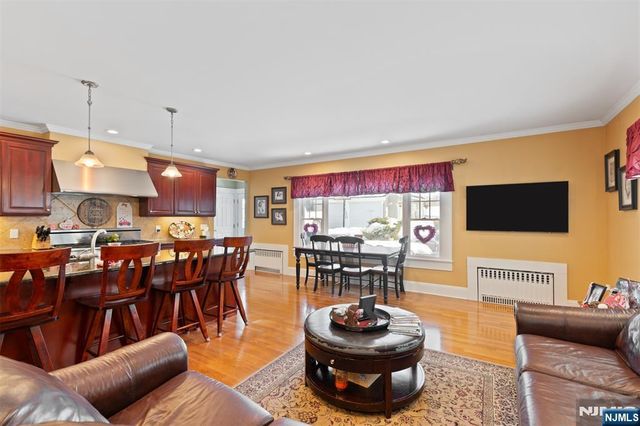 7 Wayland Drive, Verona, NJ 07044