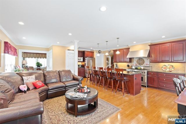 7 Wayland Drive, Verona, NJ 07044