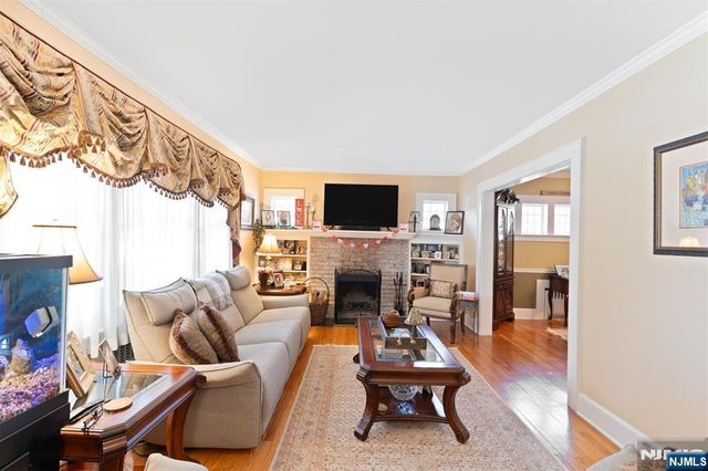 7 Wayland Drive, Verona, NJ 07044