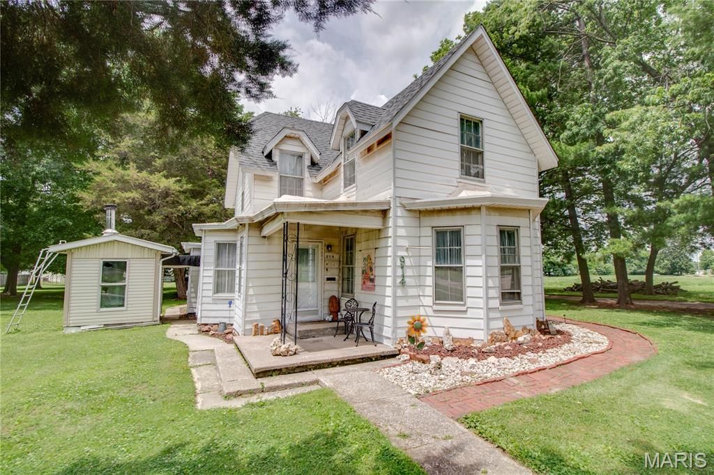 Image 1 of property listing at 914 N Giddings Avenue, Jerseyville, IL 62052
