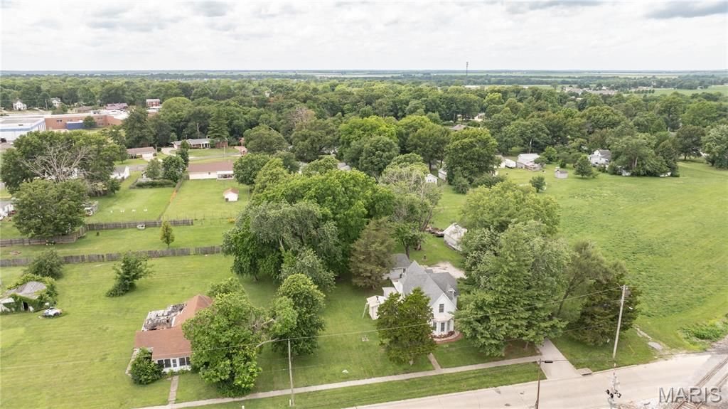 Image 2 of property listing at 914 N Giddings Avenue, Jerseyville, IL 62052